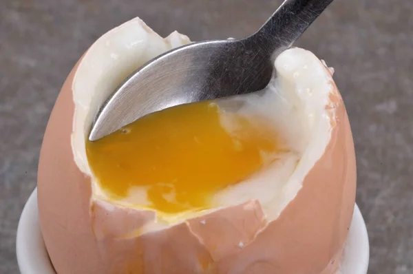 用勺子在蛋杯里煮软了的鸡蛋 — 图库照片
