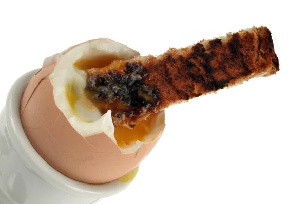 Yumurta Kabında Rafadan Yumurta Beyaz Arka Planda Bir Parça Kızarmış — Stok fotoğraf