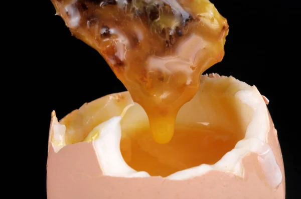 Yumurta Kabında Rafadan Yumurta Siyah Arka Planda Bir Parça Kızarmış — Stok fotoğraf