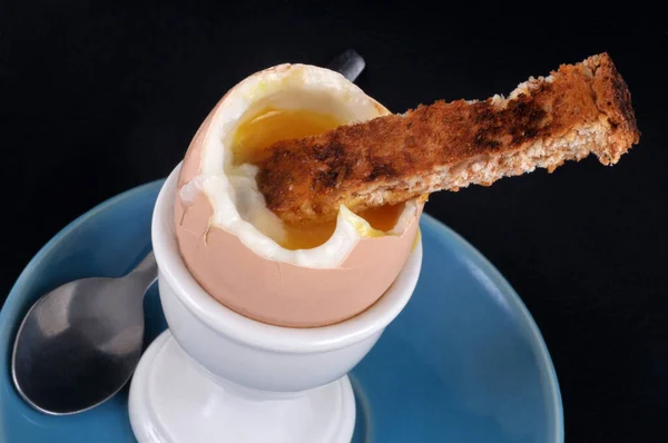 Yumurta Kabında Rafadan Yumurta Siyah Arka Planda Bir Parça Kızarmış — Stok fotoğraf