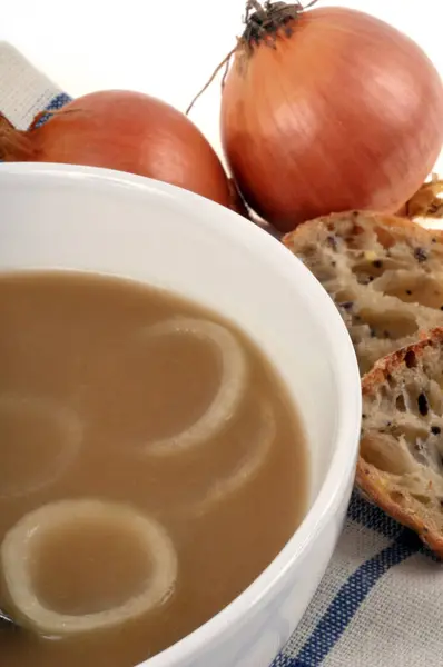 Schaal Van Uiensoep Met Toast Brood Close Witte Achtergrond — Stockfoto