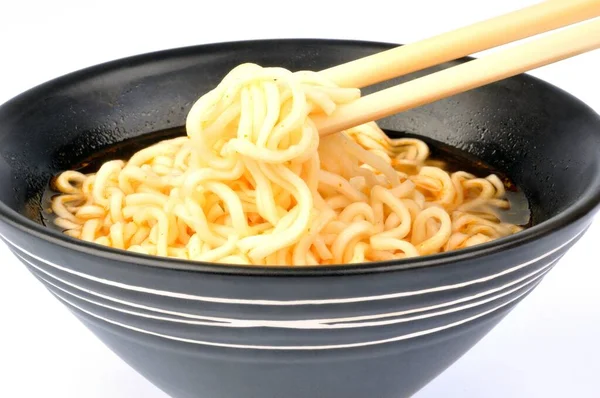 Schaal Van Chinese Noodle Soep Met Eetstokjes Close Witte Achtergrond — Stockfoto