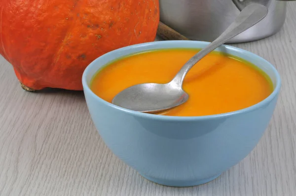 Soupe Citrouille Maison Servie Dans Bol Avec Une Cuillère Gros — Photo