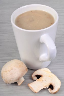 Bir fincan ev yapımı mantar çorbası.