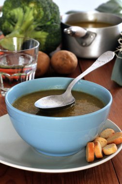 Bir kase ev yapımı sebze çorbası. 