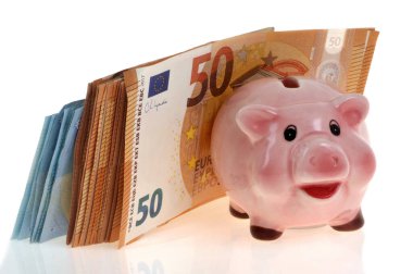 Küçük bir kumbaralı bütçe kısıtlaması kavramı ve beyaz arka planda izole edilmiş Avro banknotları.