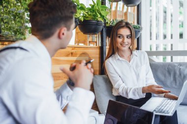genç güzel kadın kadın gösteren not defterine patron Cafe