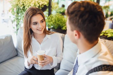 İki ortak çalışanlar mola akıllı uzayda iletişim