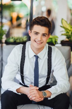 Office yaz terasında gülümseyen yakışıklı işadamı 