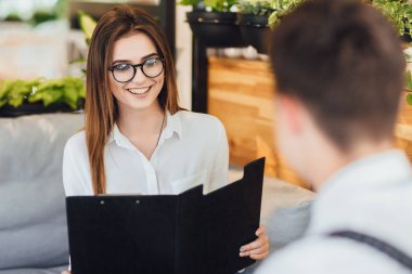 Genç kadın gözlük ile ağıl, adam ön planda Beyaz gömlekli 