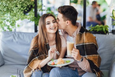 Yaz terasında pasta yemeye genç güzel Çift