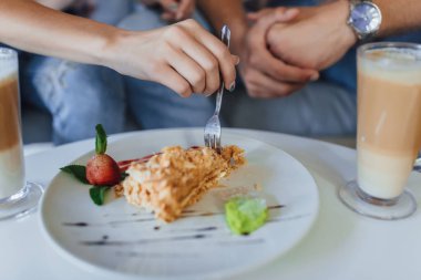 lezzetli parlak Napolyon pasta yemeye çift görünümünü kırpılmış