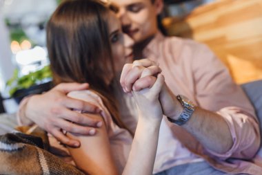 Genç çift kafede yaz terasında sarılma