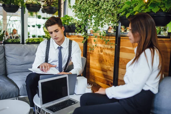 Joven Hombre Negocios Guapo Mostrando Horario Empleados — Foto de Stock