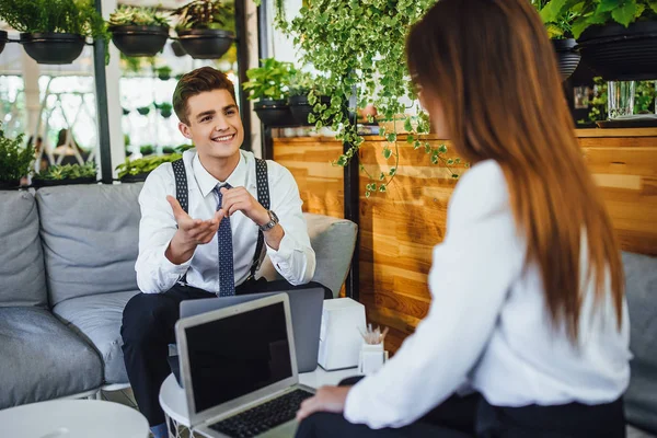 Dos Jóvenes Trabajadores Planean Día Mesa Espacio Inteligente — Foto de Stock