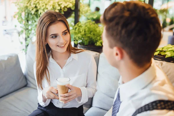 İki ortak çalışanlar mola akıllı uzayda iletişim