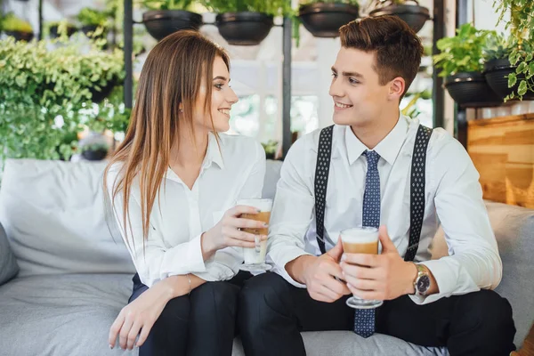 Dos Trabajadores Que Comunican Pausa Espacio Inteligente — Foto de Stock