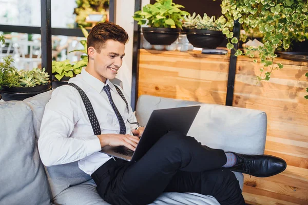 Jeune Homme Affaires Utilisant Ordinateur Portable Dans Bureau Moderne — Photo