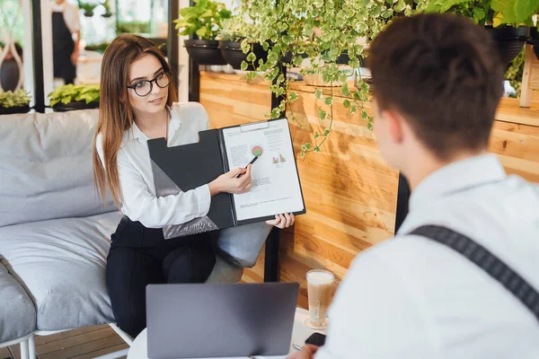 Kvinnan Vit Skjorta Visar Diagram För Boss Sommarterrassen Moderna Kontor — Stockfoto