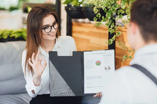 Mujer Camisa Blanca Mostrando Cartas Para Jefe Terraza Verano Oficina — Foto de Stock