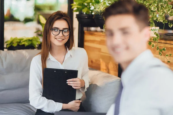 Mujer Joven Camisa Blanca Gafas Con Carpeta Hombre Primer Plano — Foto de Stock