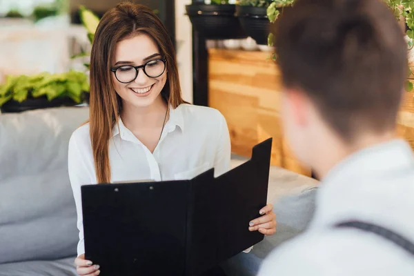 Mujer Joven Camisa Blanca Gafas Con Carpeta Hombre Primer Plano — Foto de Stock