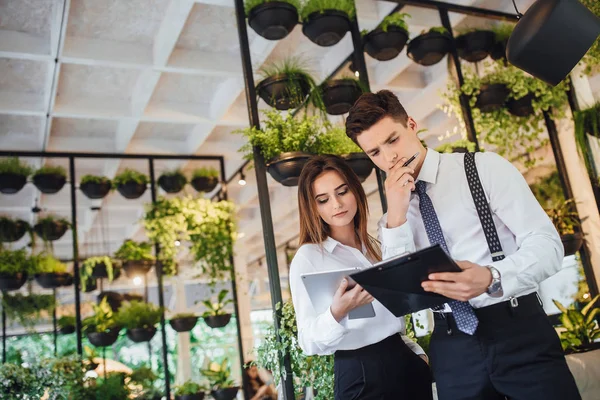 Affärsmannen Och Assistent Vita Skjortor Moderna Kontor Granska Dokument — Stockfoto