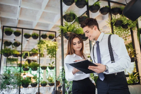 Affärsmannen Och Assistent Vita Skjortor Moderna Kontor Granska Dokument — Stockfoto