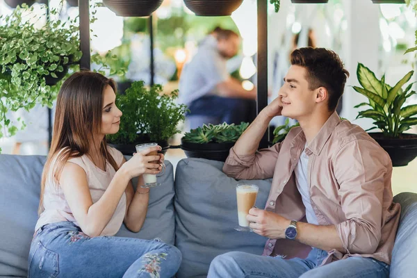 Genç Güzel Çift Konuşmak Yaz Terasında Kahve Içme — Stok fotoğraf