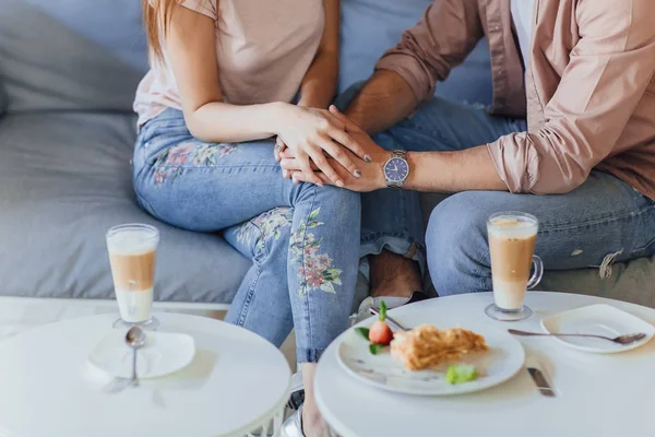 Oříznutý Pohled Pár Latte Konferenční Stolek Popředí — Stock fotografie