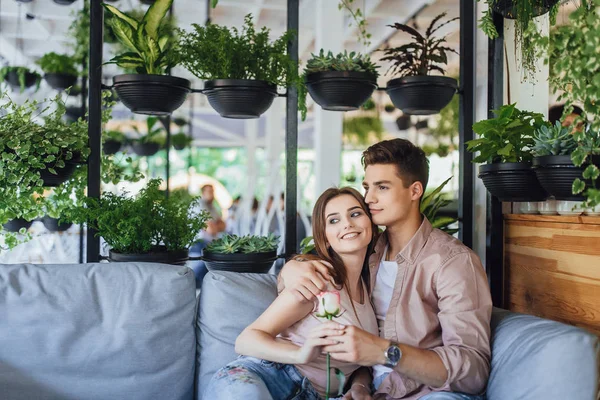 Jovem Lindo Casal Abraçando Terraço Verão — Fotografia de Stock