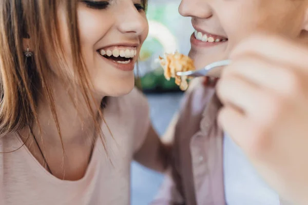 Yakışıklı Delikanlı Kadın Lezzetli Pasta Besleme — Stok fotoğraf