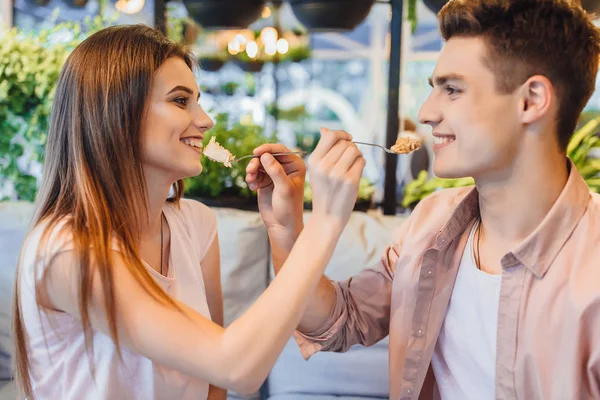 Jovem Casal Bonito Alimentando Uns Aos Outros Com Delicioso Bolo — Fotografia de Stock