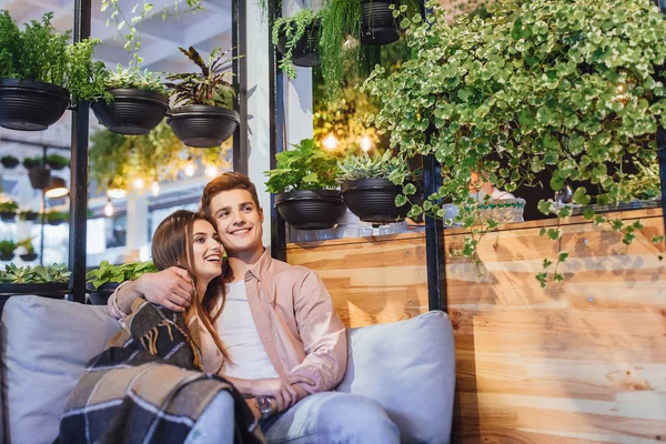 Pareja Joven Abrazándose Terraza Verano Cafetería — Foto de Stock