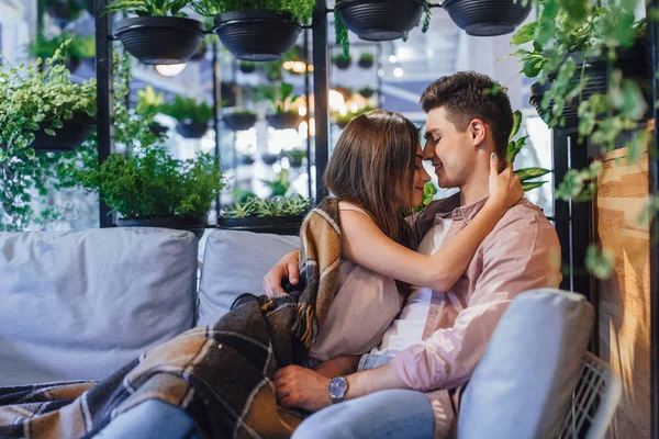 Pareja Joven Abrazándose Terraza Verano Cafetería — Foto de Stock