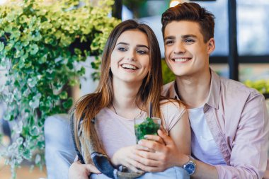 Genç çift yaz terasında kokteyl içme