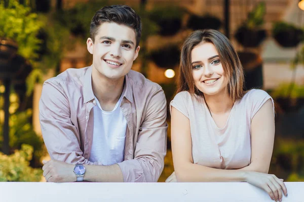 Jovem Casal Terraço Restaurante Roupas Casuais — Fotografia de Stock