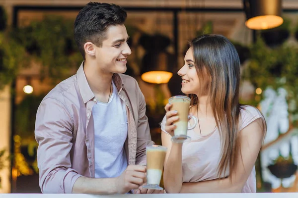 Casal Jovem Falando Terraço Restaurante Roupas Casuais — Fotografia de Stock