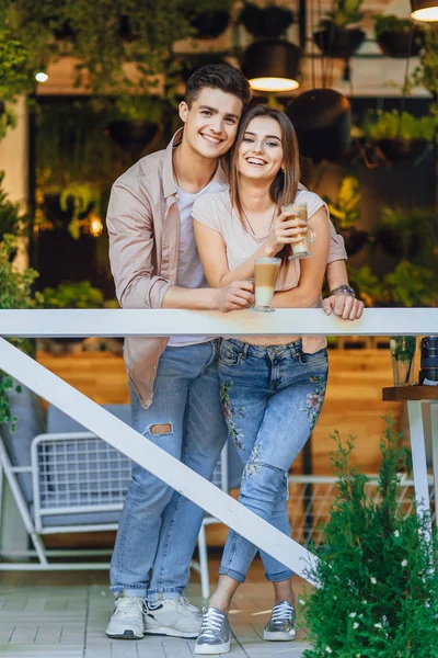 Jovem Casal Abraçando Restaurante Terraço Verão Roupas Casuais Com Latte — Fotografia de Stock