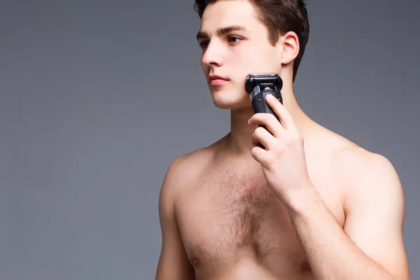 Porträt Eines Hübschen Jungen Mannes Mit Trimmer — Stockfoto