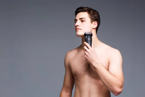 Porträt Eines Hübschen Jungen Mannes Mit Trimmer — Stockfoto