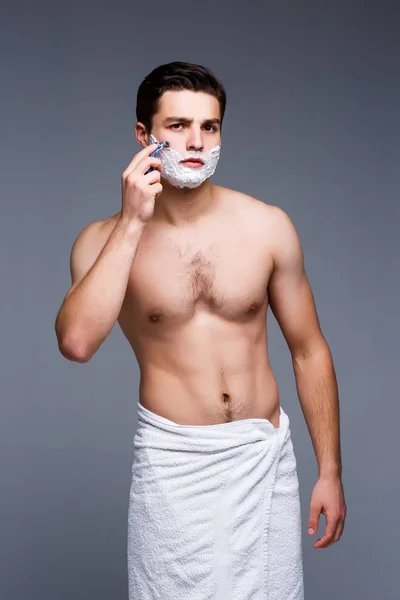 Brünette Junge Mann Rasiert Bart Mit Rasiermesser Auf Grauem Hintergrund — Stockfoto