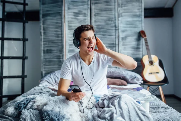 Mann Hört Musik Über Kopfhörer Schlafzimmer — Stockfoto