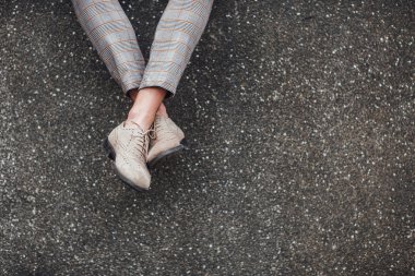 kırpılan görünümü gri pantolon ve gri terlik erkek bacak