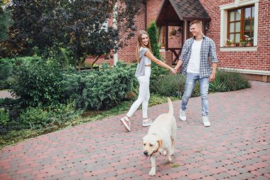 Genç aile açık havada modern ev eğleniyor 