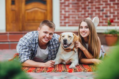 iki köpek ile courtyard adlı dinlenme mutlu çift