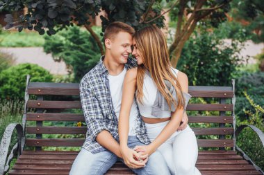 Çift parkta bankta oturan ve kendileri tarafından elele