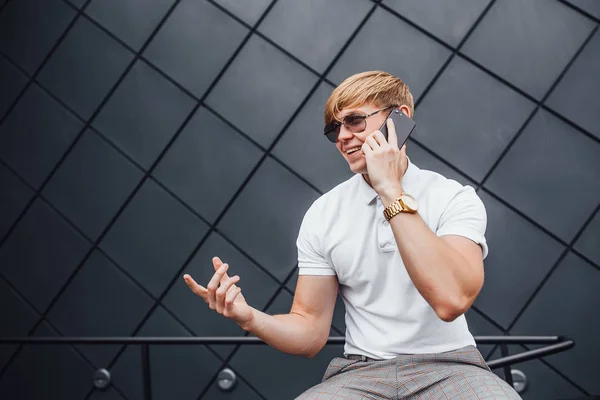 Joven Hombre Rubio Gafas Sol Hablando Smartphone Sonriendo — Foto de Stock
