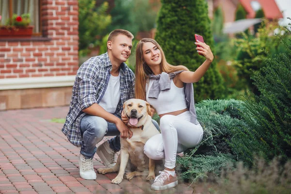 Joven Hermosa Pareja Con Perro Tomando Selfie Centran Primer Plano —  Fotos de Stock