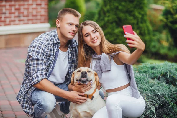 Unga Lyckliga Par Med Labrador Att Göra Foto Park — Stockfoto